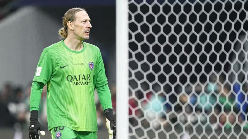 Safonov vira titular no PSG, defende quinto pênalti seguido