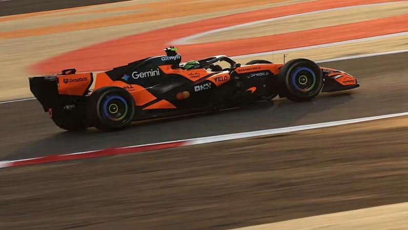 F1 2026: Lando Norris em sessão vespertina do dia 1 de testes de pré-temporada, no Bahrein — Foto: Glenn Dunbar/LAT Images