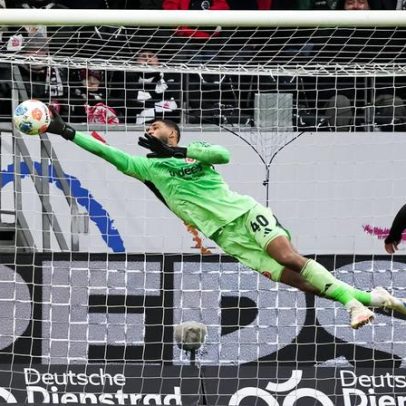 Goleiro ex-Flamengo celebra fim do jejum do Frankfurt