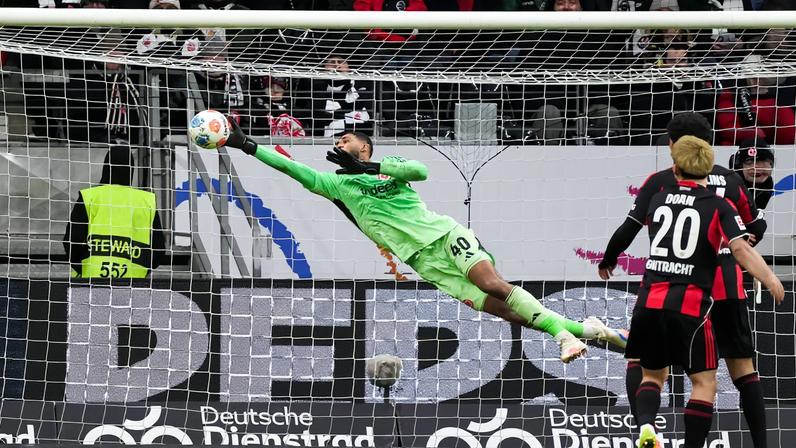 Goleiro ex-Flamengo celebra fim do jejum do Frankfurt