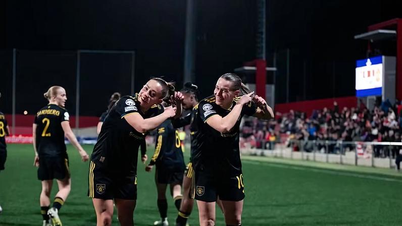 Maya Le Tissier e Elisabeth Terland comemoram gol simulando corte de cabelo — Foto: Poppy Townson - MUFC/Manchester United via Getty Images