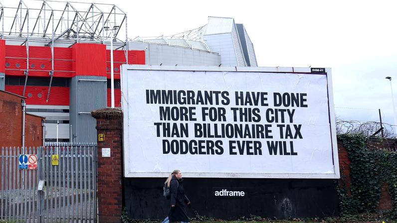 Outdoor do lado de fora de Old Trafford com crítica a Sir Jim Ratcliffe — Foto: Getty Images