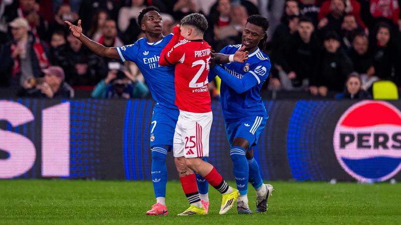 Vini Jr e Prestianni em Benfica x Real Madrid — Foto: Getty Images