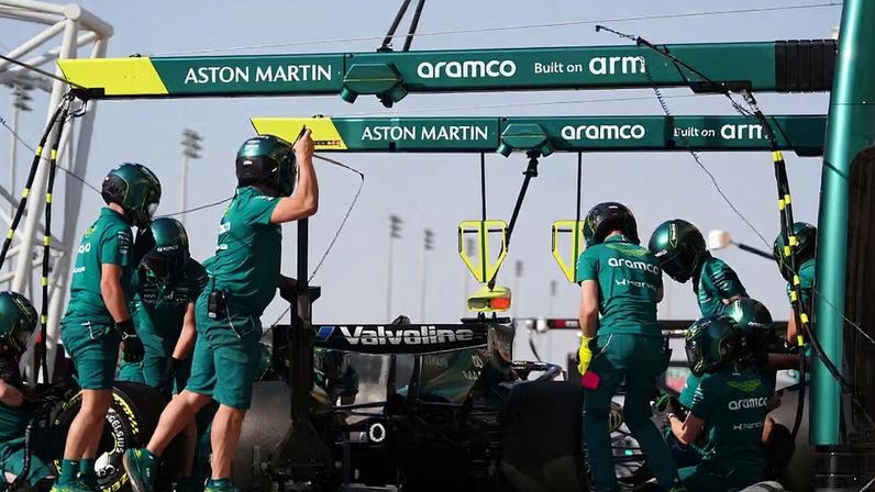 Lance Stroll no pit lane do Circuito de Sakhir, no Bahrein, durante os testes da F1 2026 — Foto: Bradley Collyer/PA Images via Getty Images