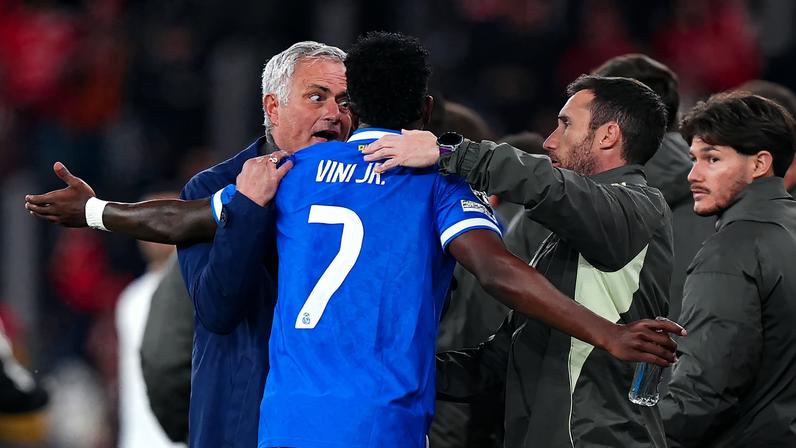 Vini Jr e Mourinho após o gol do Real Madrid — Foto: Angel Martinez/Getty Images