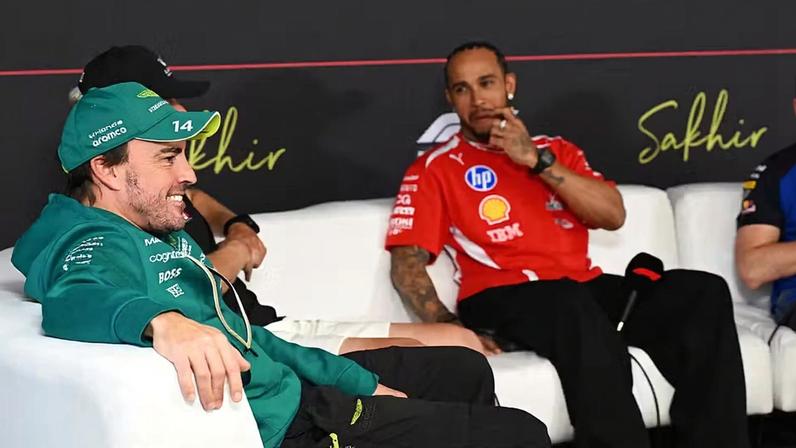 Fernando Alonso e Lewis Hamilton na coletiva de imprensa dos testes da F1 2026, no Bahrein — Foto: Mark Sutton - Formula 1/Formula 1 via Getty Images
