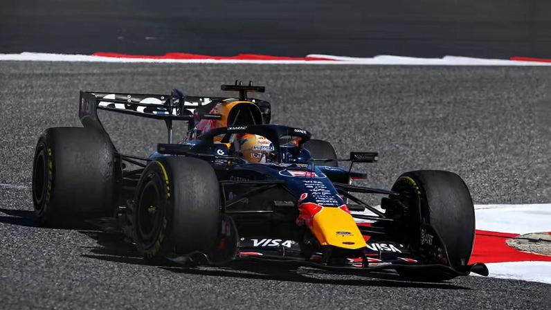 Max Verstappen nos testes de pré-temporada da F1 2026 — Foto: Rudy Carezzevoli/Getty Images
