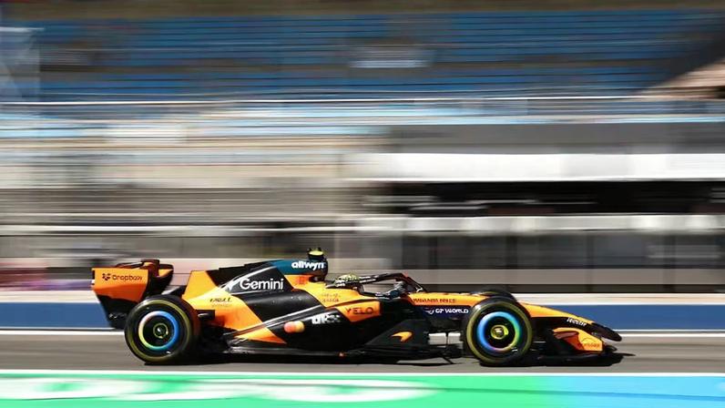 Lando Norris em segunda manhã da segunda rodada de testes da F1 2026 — Foto: Andy Hone/LAT Images