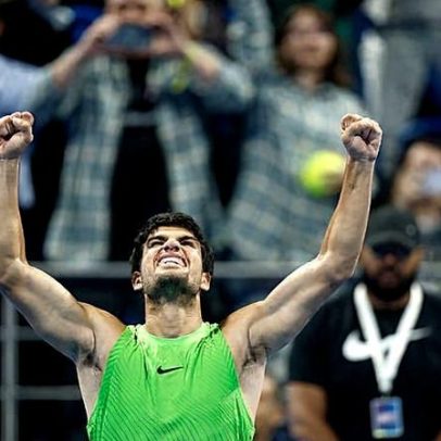 Alcaraz enaltece resiliência na virada e segue lutando