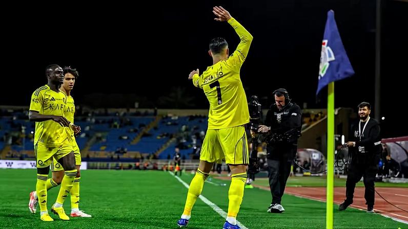 Cristiano Ronaldo provoca e imita basquete após fala de Rúben Neves