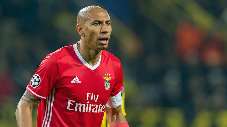 Luisão é o jogador com mais títulos na história do Benfica — Foto: Getty Images