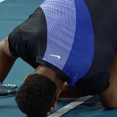 Tenista francês se machuca no olho com voleio, abandona jogo