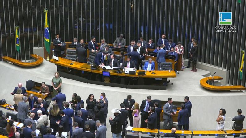 Congresso aprova reajuste para servidores da Câmara e do Senado; mudança abre espaço para pagamentos acima do teto do funcionalismo — Foto: Jornal Nacional/ Reprodução
