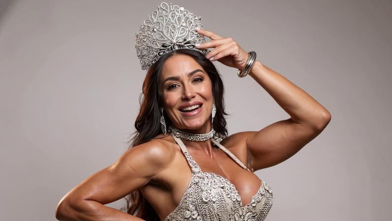 Gracyanne Barbosa desfila com fantasia adaptada após lesão e apoio do namorado