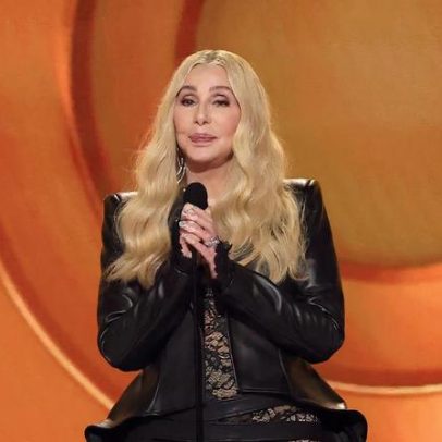 Cher recebe Prêmio de Carreira em aparição surpresa no Grammy 2026