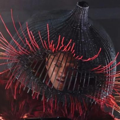 Lady Gaga retorna aos Grammys com performance de Abracadabra