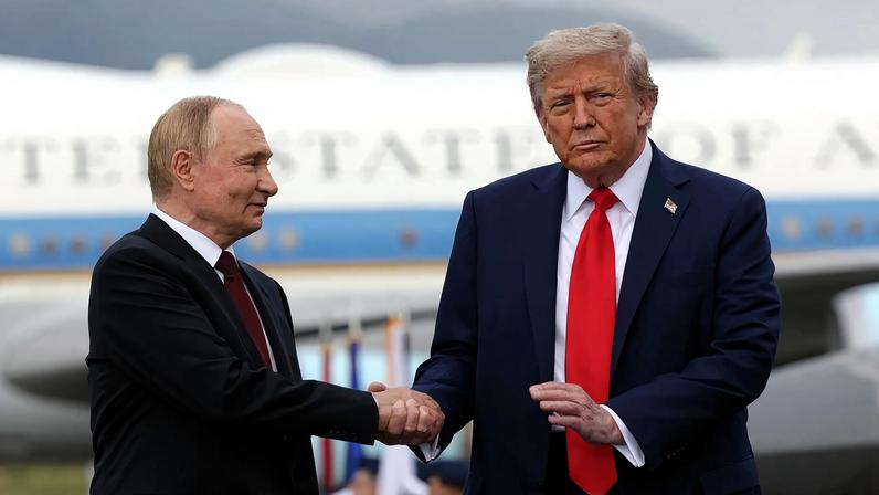 Putin e Trump se cumprimentam na chegada do ditador russo para encontro no Alasca, em 15 de agosto de 2025 (Foto: GAVRIIL GRIGOROV/SPUTNIK/KREMLIN/EFE/EPA)