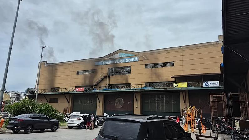 Princípio de incêndio atinge barracão da Grande Rio na Cidade do Samba
