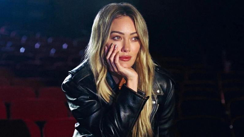 Hilary Duff continua a ser referência para millennials em 'Luck... or Something'