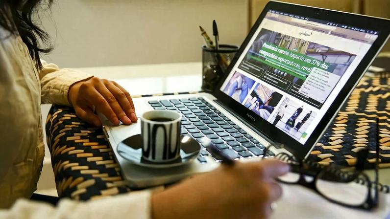 Estudo mostra que home office elevou a qualidade de vida de 68% dos profissionais em 2025, mas revelou falta de suporte corporativo à saúde mental. home office