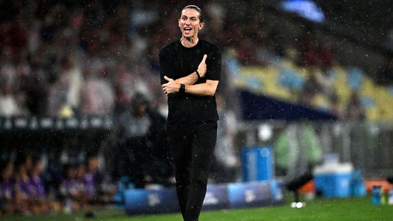 Filipe Luís reage a falha envolvendo Rossi e Ayrton Lucas no gol do Lanús