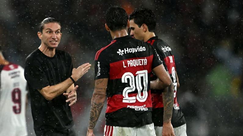 Flamengo fica em segundo na Recopa e recebe premiação do torneio contra Lanús