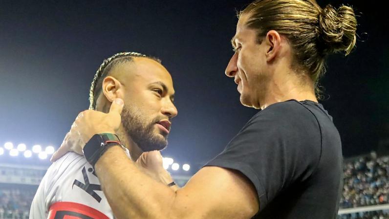 Filipe Luís abraça Neymar antes de Santos x Flamengo pelo Brasileirão