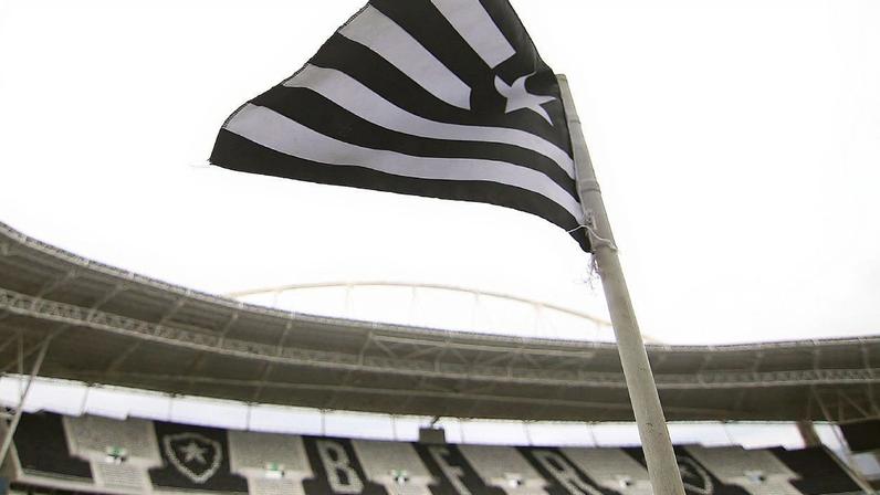 Botafogo mantém busca por lateral da LaLiga, negociação enfrenta entrave