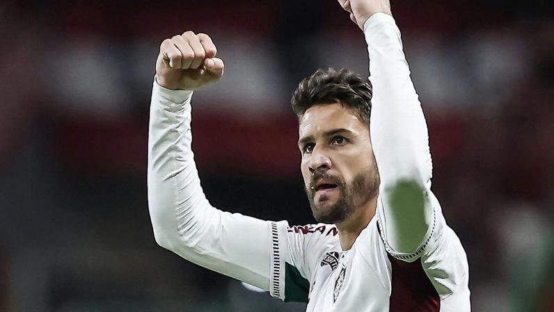 Everaldo comemora gol contra o Internacional