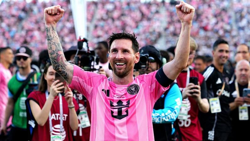 Lionel Messi comemora o título da MLS pelo Inter Miami, no Chase Stadium, em Fort Lauderdale (EUA)