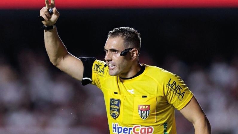 Árbitro admite xingamento a jogador do Santos em clássico e pede desculpas