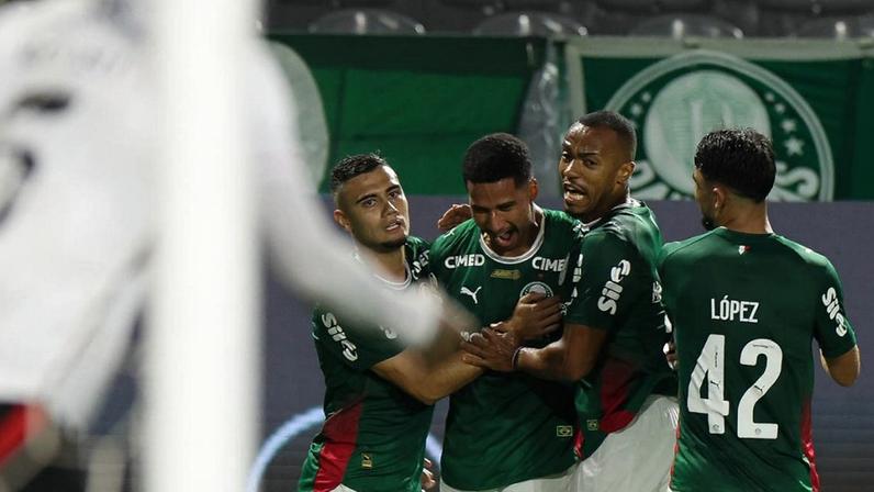 Grêmio vence Botafogo após virada com hat-trick de Carlos Vinícius e vence no Brasileirão