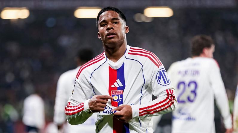 Endrick reage a comparação com Benzema após gols pelo Lyon