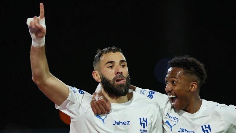 Benzema estreia com hat-trick em goleada do Al Hilal que amplia liderança