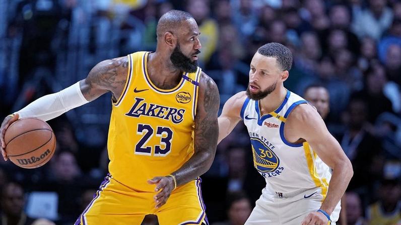 LeBron James encara Stephen Curry em jogo entre Los Angeles Lakers e Golden State Warriors, em 3 de abril de 2025