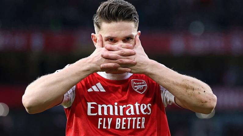 Arsenal vence Sunderland e assume liderança da Premier League