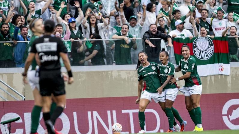 Bia Zaneratto comemora após marcar para o Palmeiras sobre o Corinthians