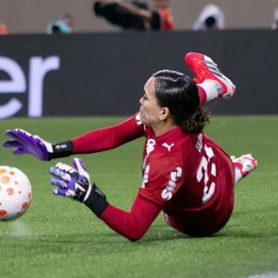 Goleira policial do Palmeiras pega três pênaltis ante Corinthians na Supercopa