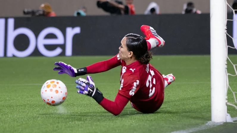 Goleira policial do Palmeiras pega três pênaltis ante Corinthians na Supercopa