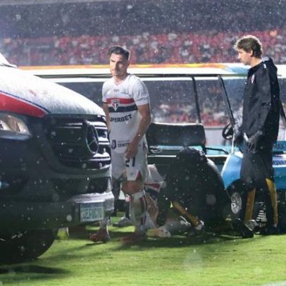 Jogador do Primavera é derrubado em dividida e vai de ambulância do Morumbi