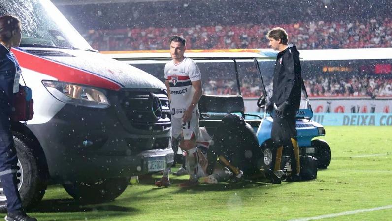 Jogador do Primavera é derrubado em dividida e vai de ambulância do Morumbi