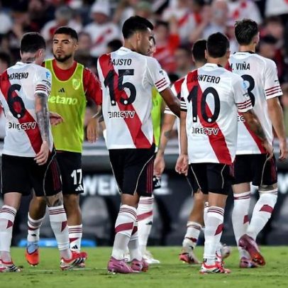 Ex-Palmeiras comete erro bisonho em goleada do River Plate