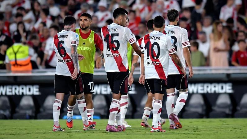 Ex-Palmeiras comete erro bisonho em goleada do River Plate