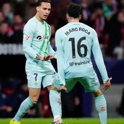 Antony marca; Betis vence Atlético de Madrid com VAR milimétrico