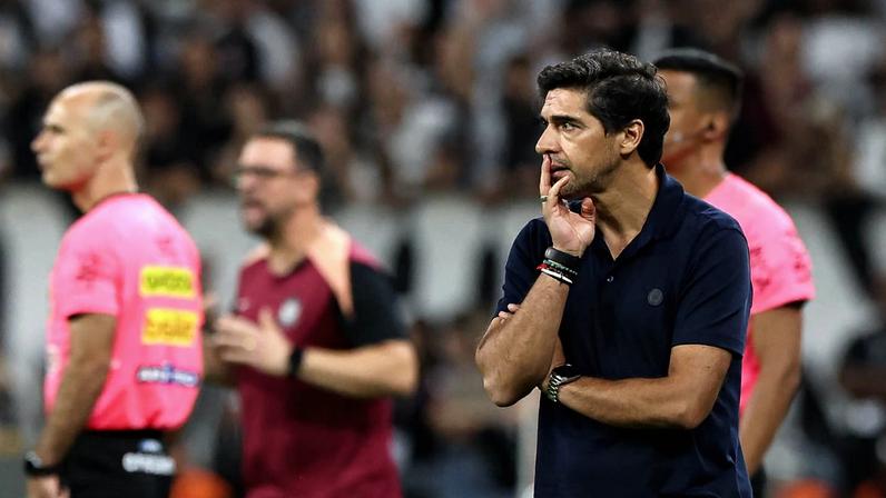 Abel comenta pênalti, vê Arias como contratação e incerta volta de Paulinho