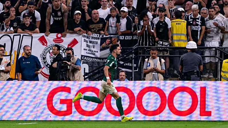 Felipe Melo apoia comemoração de Flaco López no clássico Corinthians x Palmeiras