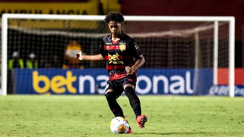 Zé Lucas em ação com a camisa do Sport