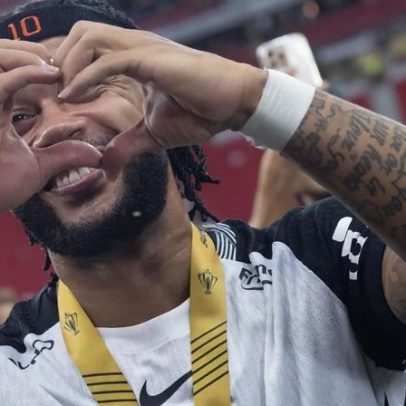 Memphis Depay se declara ao Corinthians e despista sobre futuro após Copa