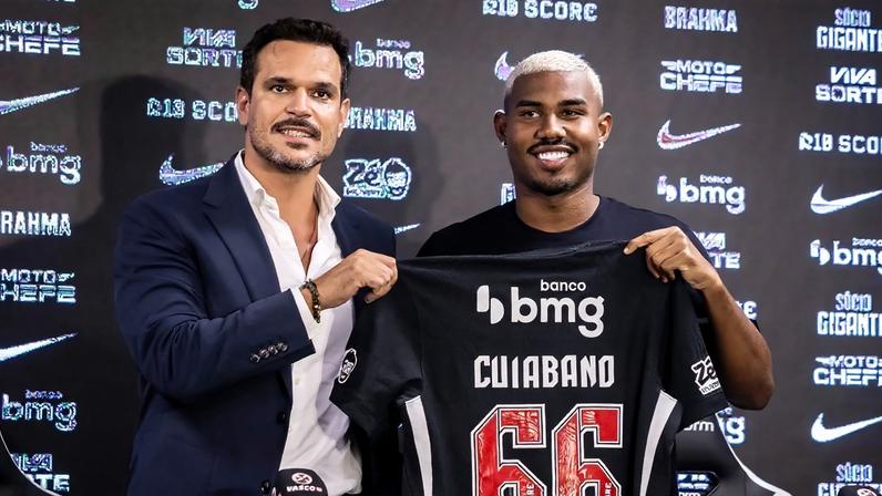 Cuiabano em apresentação no Vasco ao lado do executivo de futebol Admar Lopes