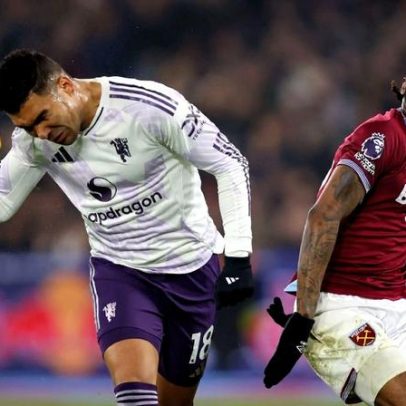 United marca no final e busca empate com West Ham; torcedor cabeludo acompanha